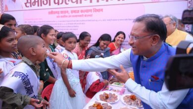 Ready to Eat Cakes: When Chief Minister Vishnudev Sai himself cut the cake made from a child and ready to eat cakes.