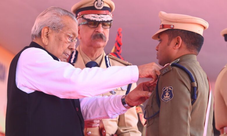 75th Republic Day: Governor honored officers and employees of the police department for their excellent service.